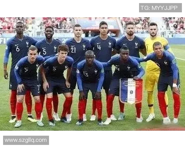 足球明星合影素描图展现球场传奇与青春记忆的艺术魅力