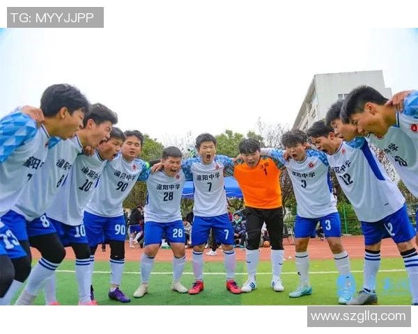 青春足球明星帅照展现运动魅力与青春活力的完美结合